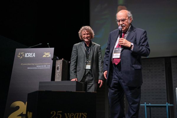 Andreu Mas-Colell rep el guardó en reconeixement com a fundador ICREA.