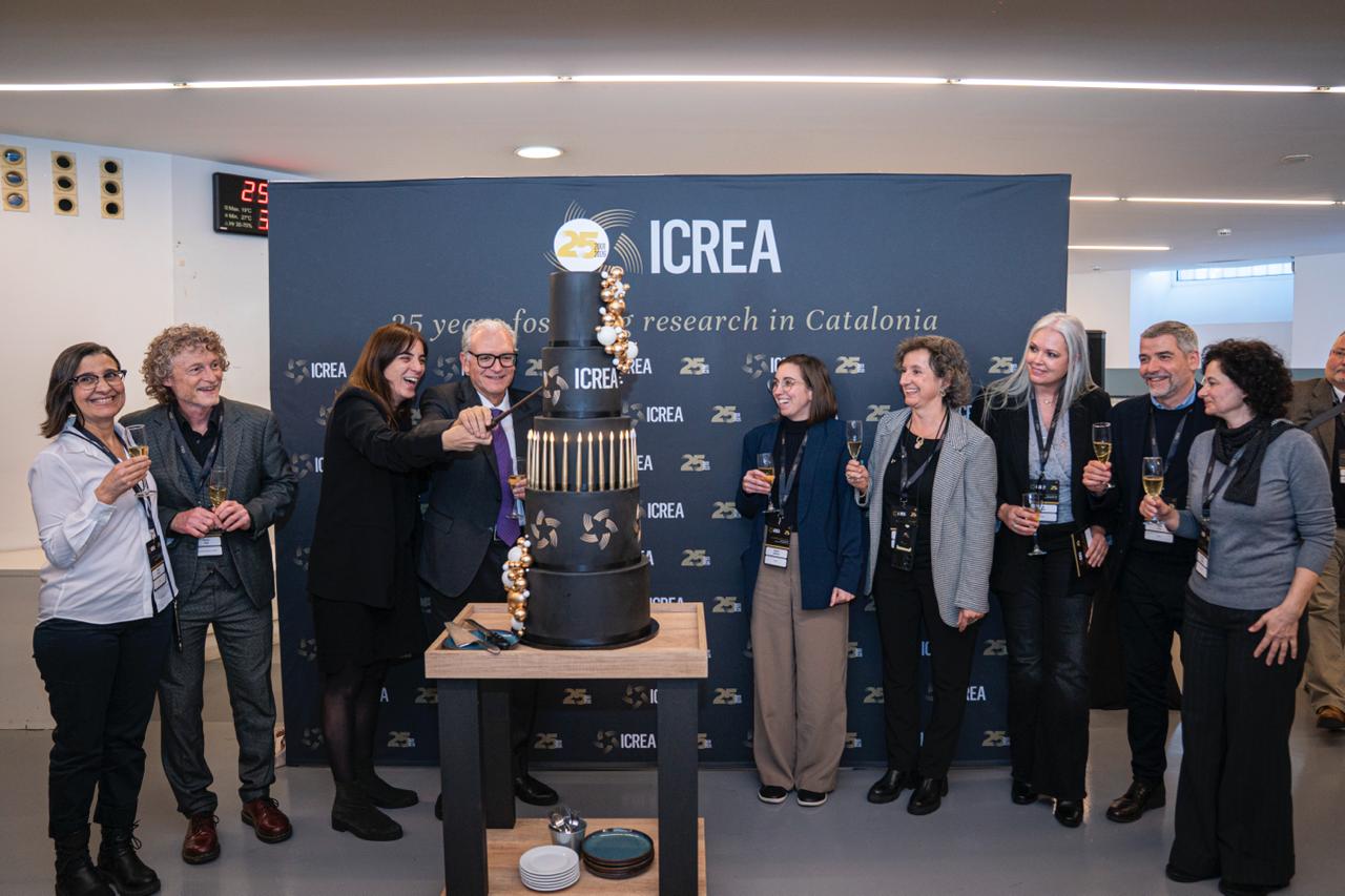 L'equip ICREA i la Consellera Núria Montserrat tallen el pastís dels 25 anys.